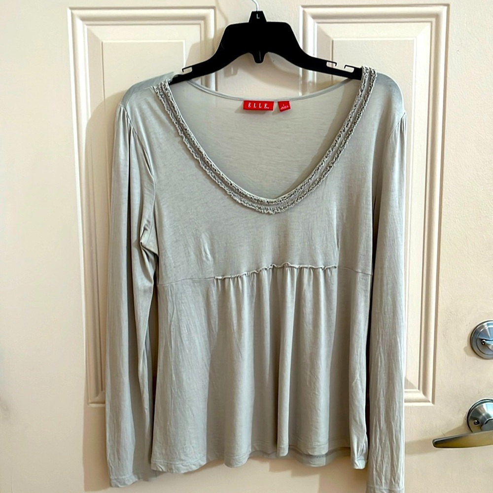 Elle light gray top EUC size large